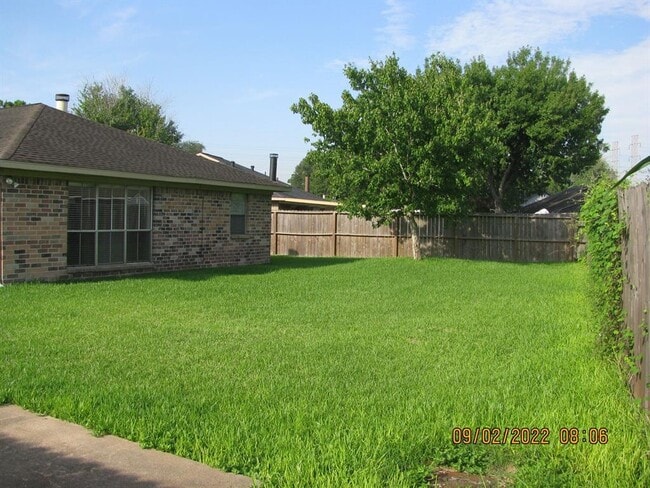 Building Photo - 327 Capehill Dr