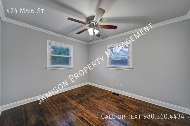 Building Photo - 424 Main St