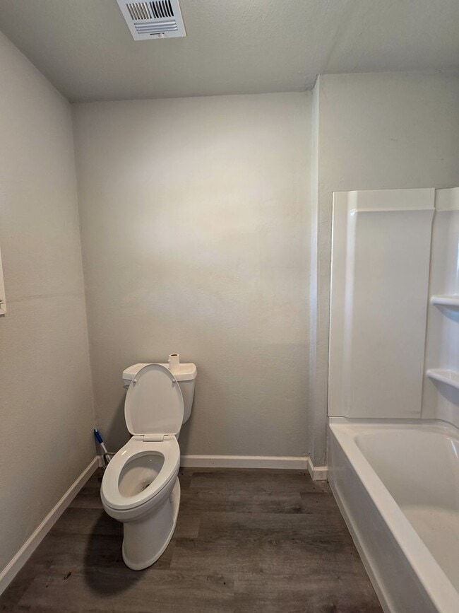 Building Photo - 3 Bedroom 1 Bath Home in Shawnee!