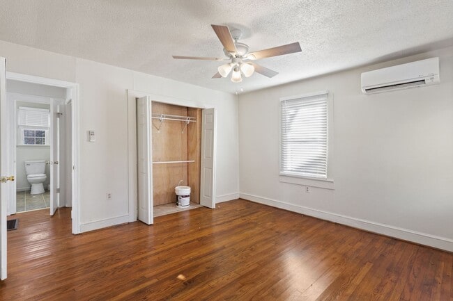 Building Photo - 537 Huston St