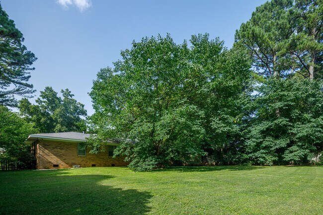 Building Photo - 2004 Rosewood Dr NW