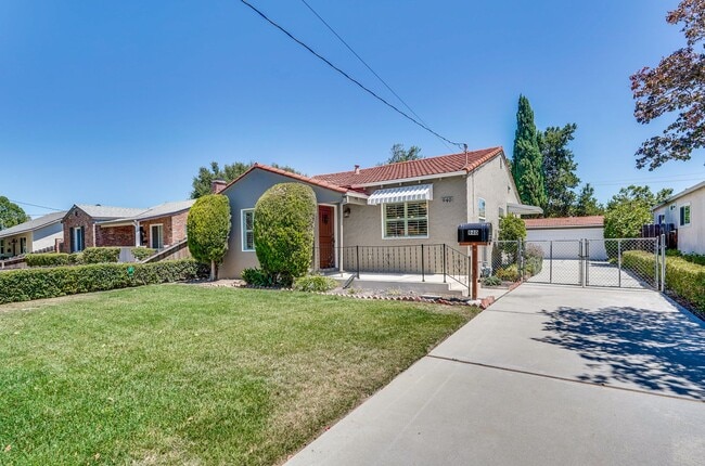 Building Photo - 1940's Quaint 2 Bedroom Single Story Home off of Hedding Street with Modern Amenities & Great Bac...