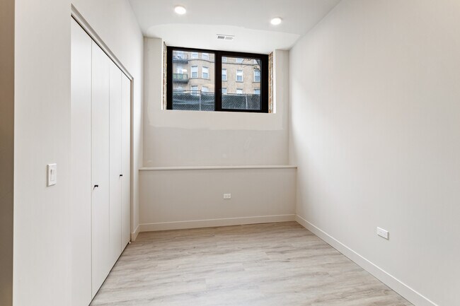 Building Photo - 1550 W Monroe St