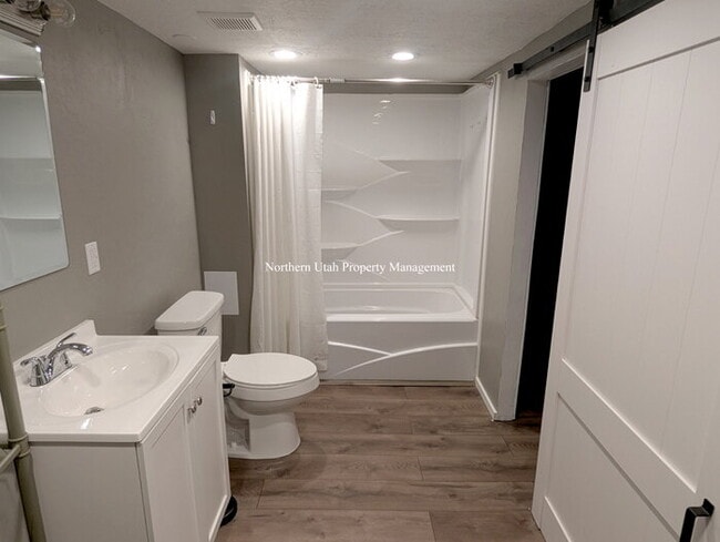 Building Photo - 3 bed 2 bath home