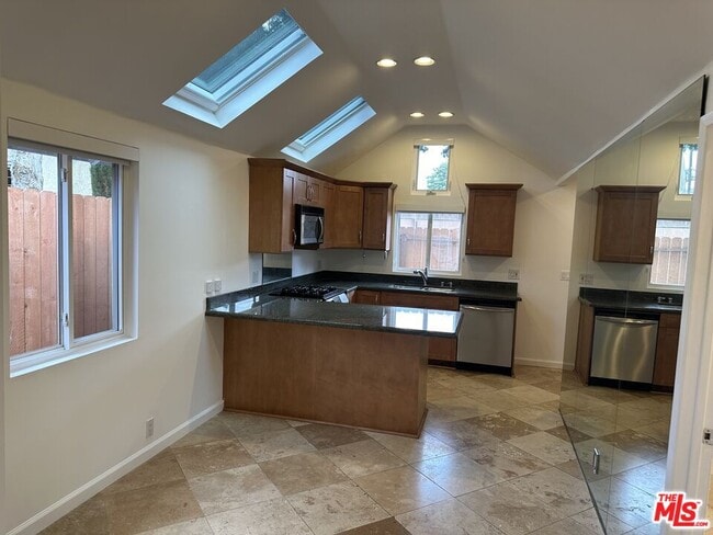 Building Photo - 2454 Penmar Ave