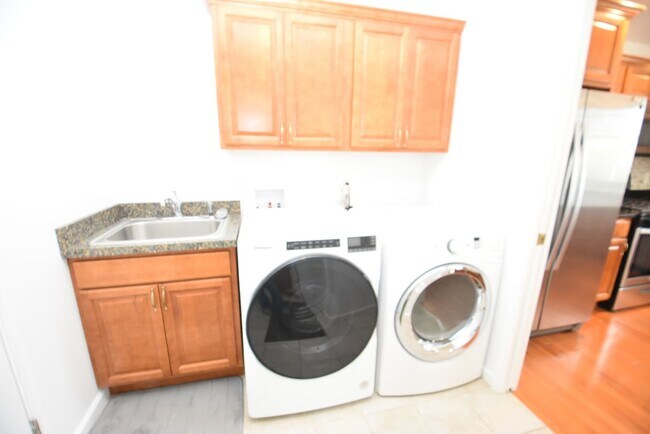 Building Photo - Short or long term Executive 4 bedroom 2.5 bath home available fully furnished!