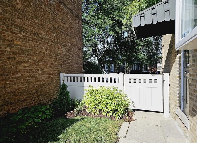 Building Photo - Upscale Living at Its Finest