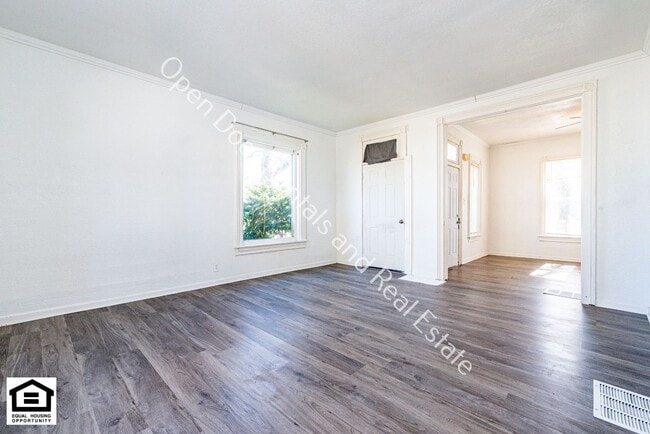 Building Photo - 603 N Van Buren St