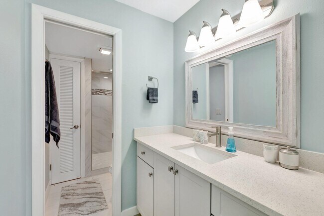 Building Photo - 10310 S Ocean Dr