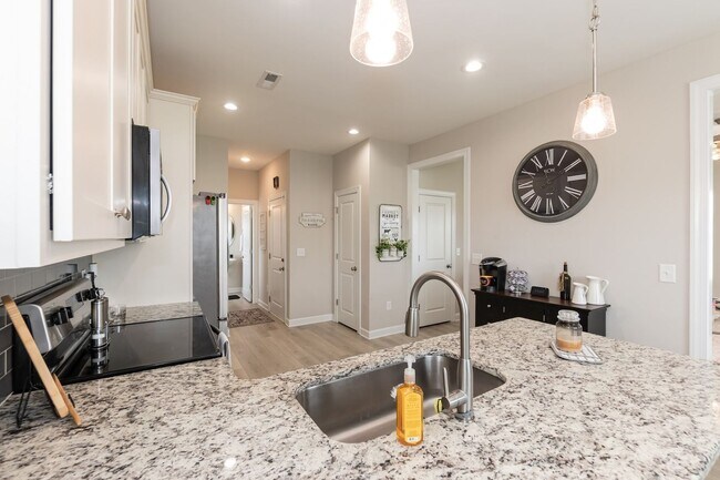 Building Photo - Three Bedroom Home!