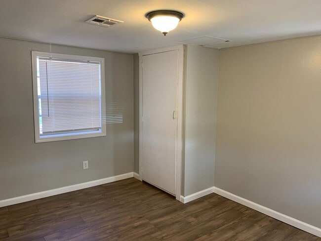 Building Photo - Very Nice 2 Bed 1 Bath Home In Great Locat...