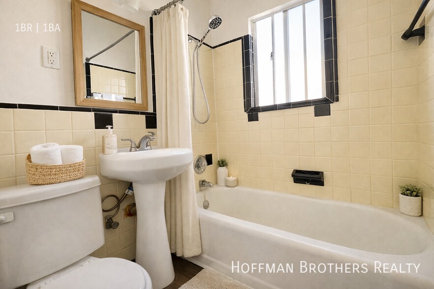 Building Photo - 518 1/2 N Heliotrope Dr