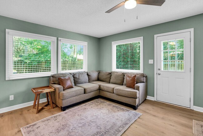 Building Photo - Fully Furnished Home in the Heart of Southside Savannah!