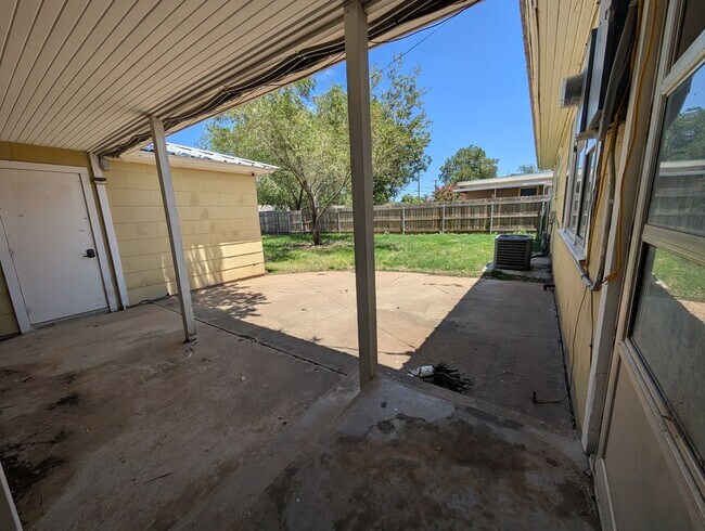 Building Photo - 3 bed 1 bath Pre-Leasing