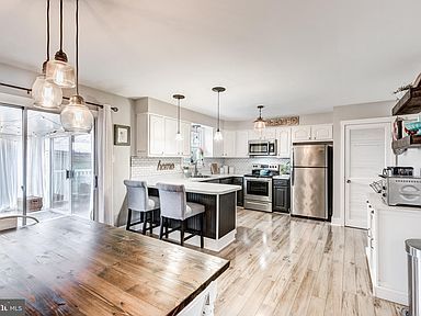 Building Photo - Meticulously maintained 2 bed 2 bath home