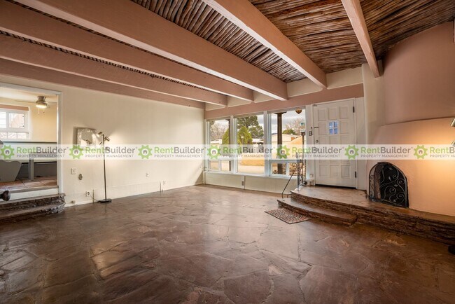 Building Photo - 1301 Alvarado Dr NE