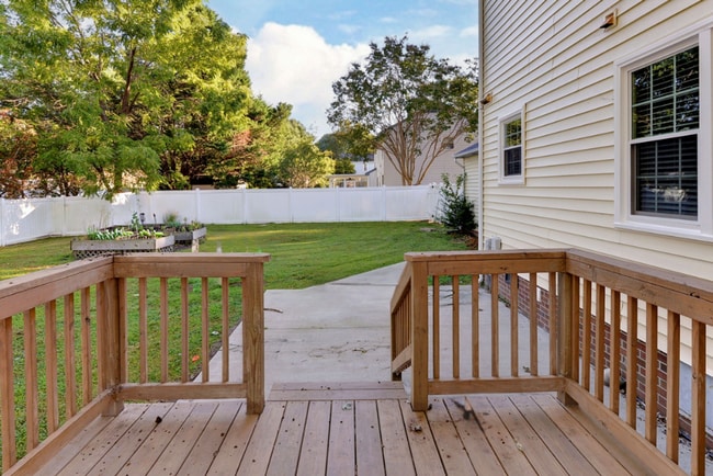 Building Photo - Updated, Spacious, Large Backyard in Newpo...