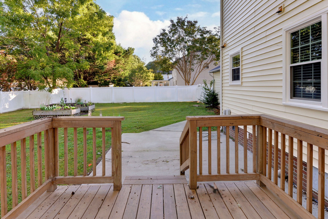 Building Photo - Updated, Spacious, Large Backyard!