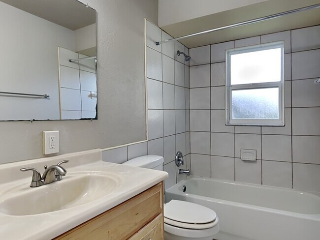 Building Photo - 2810 Bellwood Dr