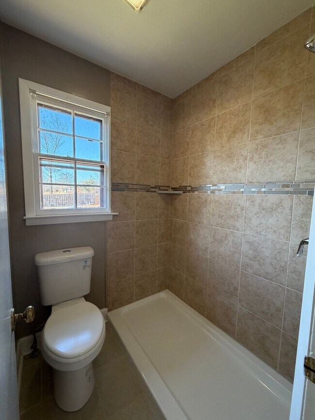 Building Photo - 1,640 Sq Ft | 4 Bed | 2 Bath