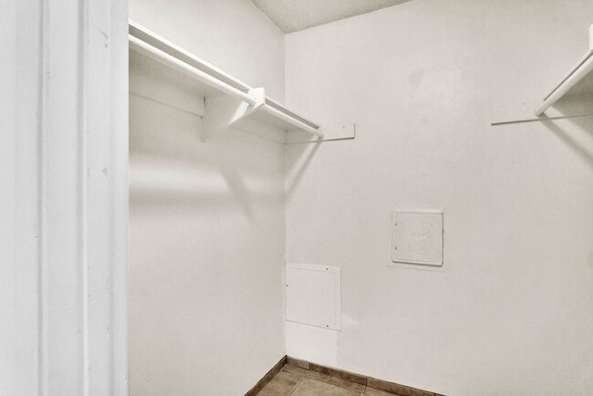 Building Photo - Great three bedroom/two bath single level corner townhome in UTC!