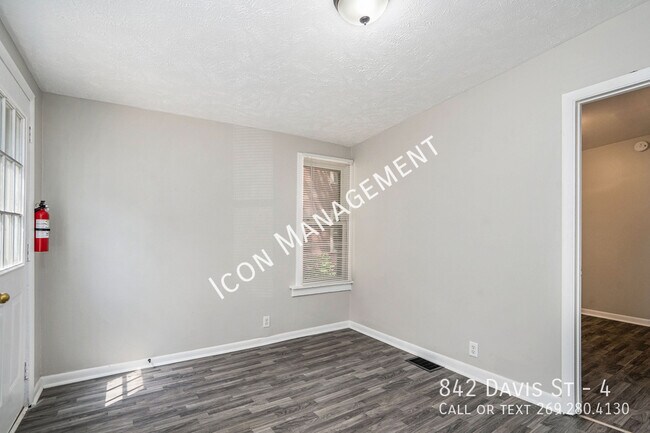 Building Photo - 842 Davis St
