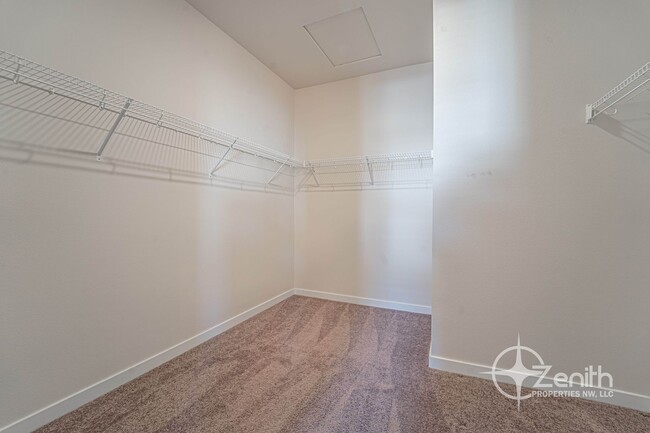 Building Photo - Move In By 12/31 + Pay No Rent Until Febru...