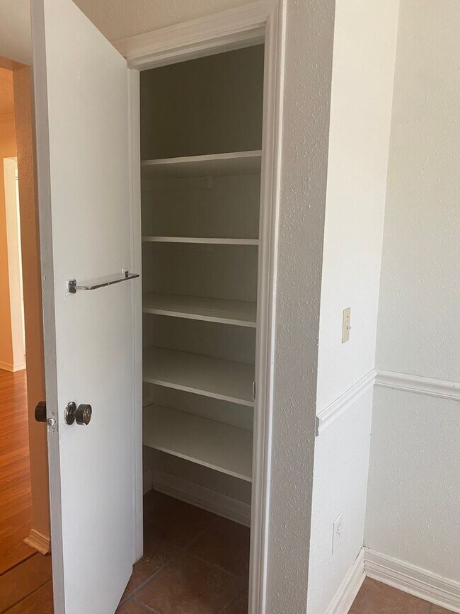 Building Photo - Great 2 Bedroom Condo !