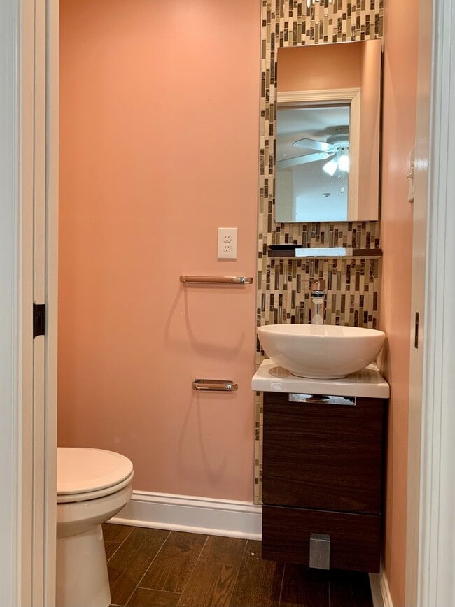 Building Photo - Gorgeous 2-Bedroom Townhome Near the Art Museum! One-Car Garage Included!