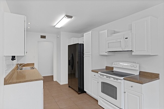 Building Photo - Single level home in San Carlos