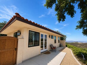 Building Photo - Beautiful View in the Oak Hills Estates - 2 bed 2 bath
