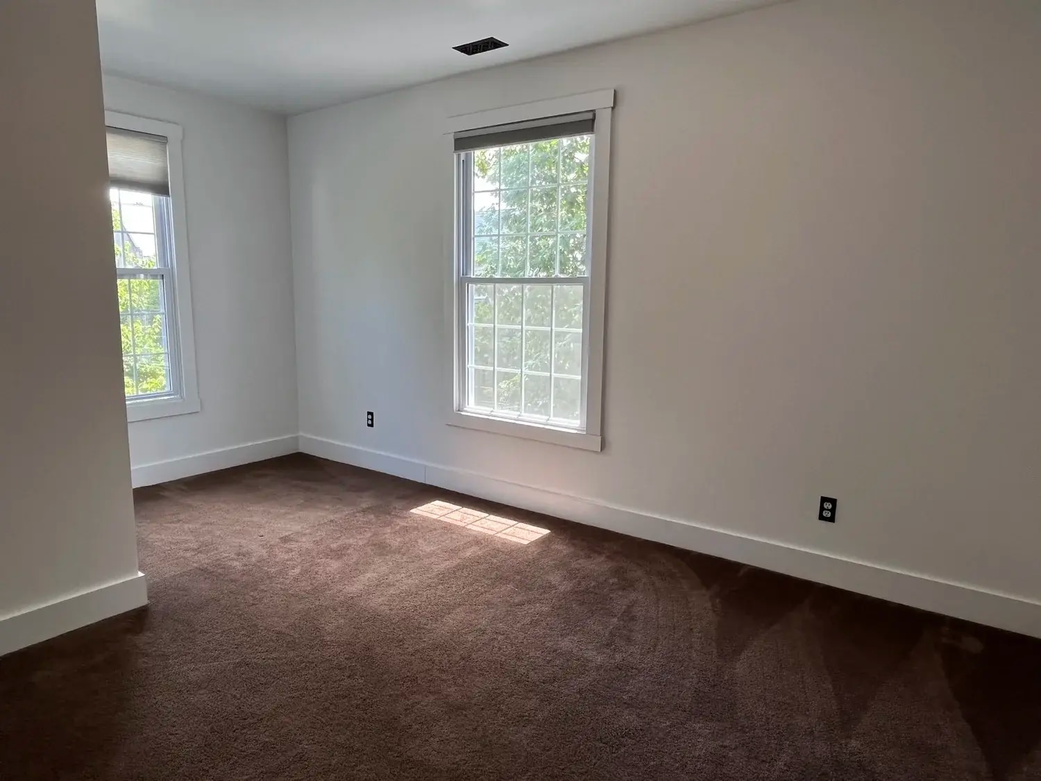 Building Photo - 723 E 10th St