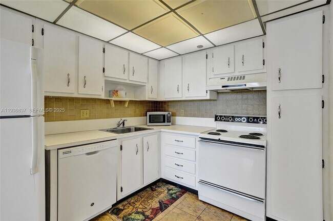 Building Photo - 1200 St Charles Pl