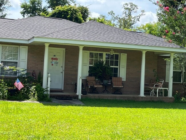 Building Photo - 2 Bedroom Brick Home Downtown Marianna