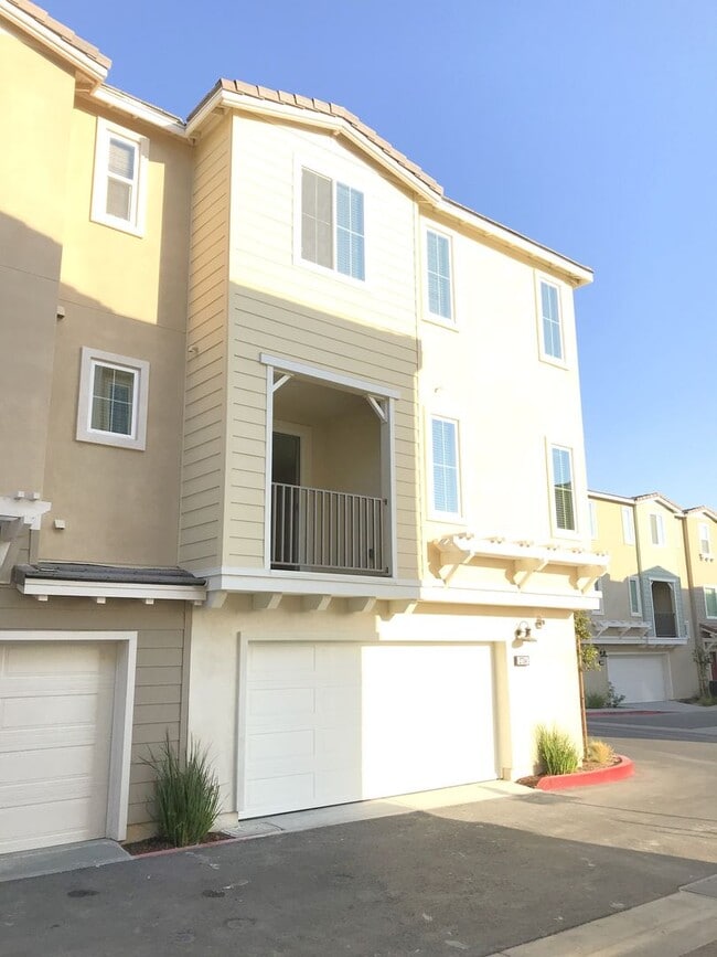 Building Photo - Beautiful 2 Bedroom, 2.5 Baths Townhome in...
