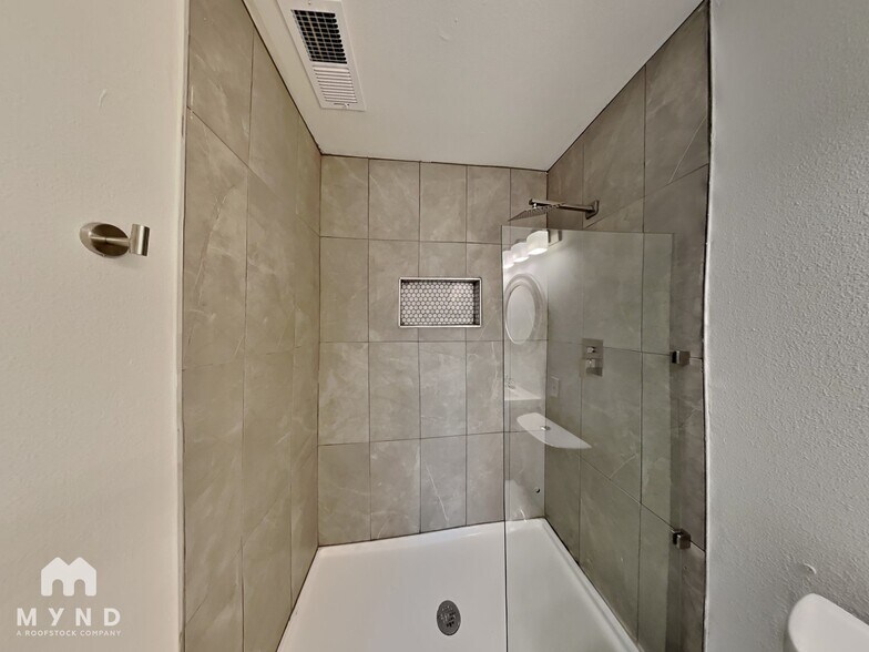 Building Photo - 2129 San Antonio St