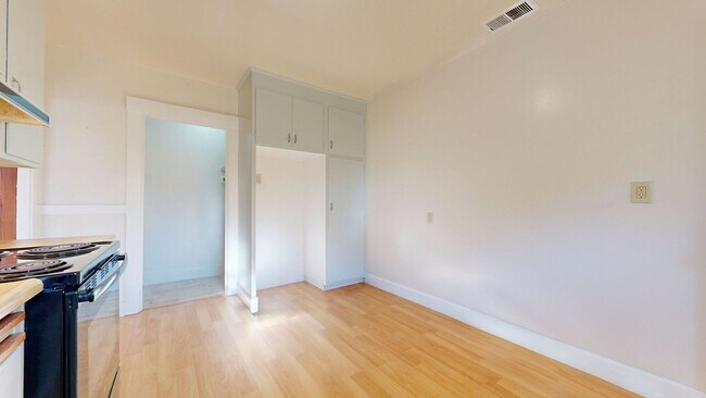 Building Photo - Bright Country Three Bedroom One Bathroom ...