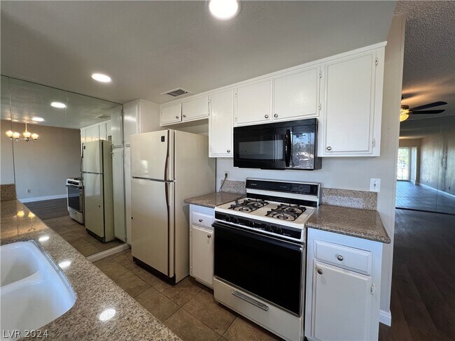 Building Photo - 1390 E Vegas Valley Dr