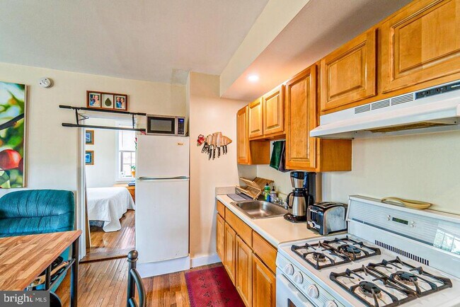 Building Photo - 527 S 21st St