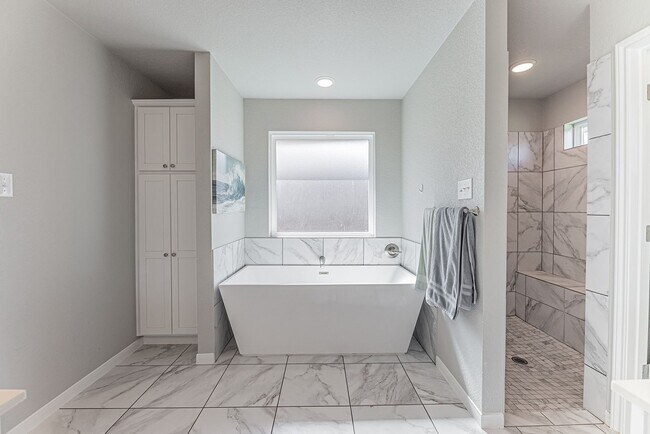 Building Photo - 810 Earp Dr
