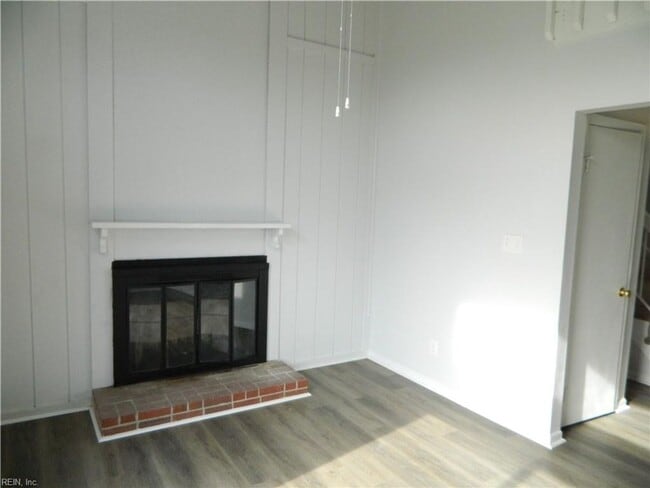 Building Photo - Brandon