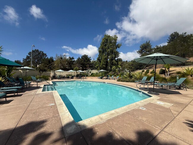Building Photo - Spacious 3BR/2.5BA Home with Gated Communi...