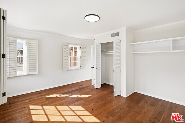 Building Photo - 10309 La Grange Ave