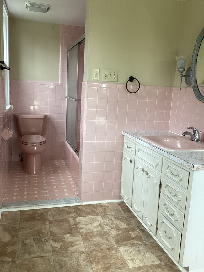 Building Photo - Two-Bedroom House