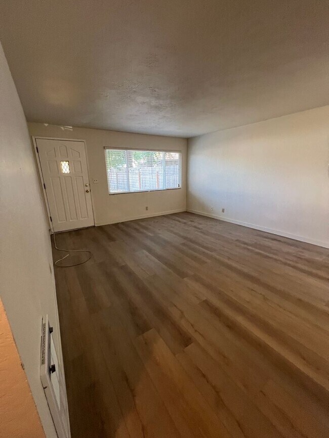 Building Photo - 511-513 SE L St