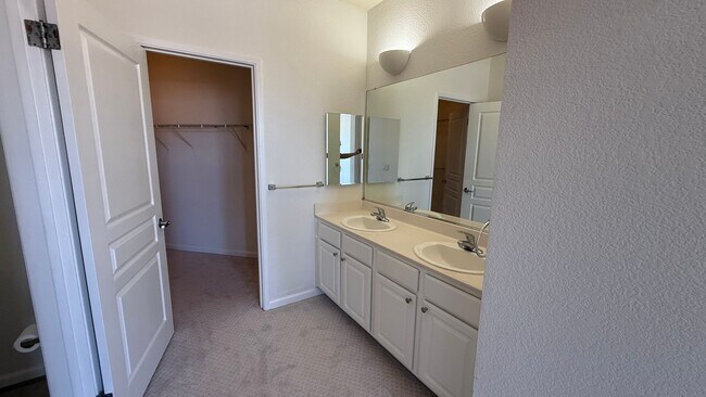 Building Photo - Epic REA - Top floor, Sweeping Views, 3 BR...