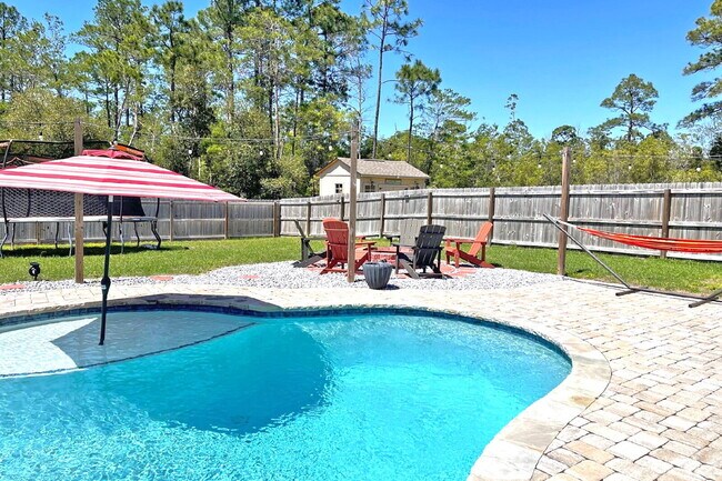Building Photo - Beautiful 5 Bedroom Home with Pool in Holl...