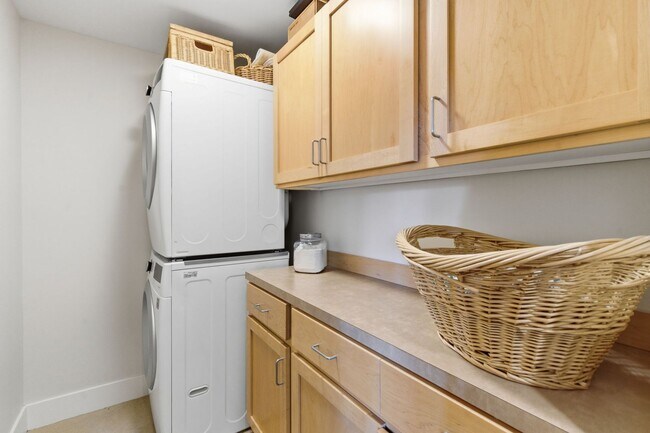 Building Photo - Boutique Bainbridge Condominium