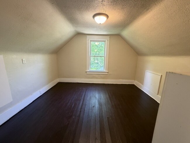 Building Photo - Room to Spread Out! 5-Bedroom Home with Covered Porch & Large Kitchen