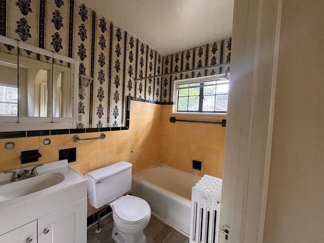 Building Photo - 3-bedroom, 2-bath student house
